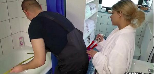 Junge schlanke Tochter fickt den Handwerker wenn Eltern weg